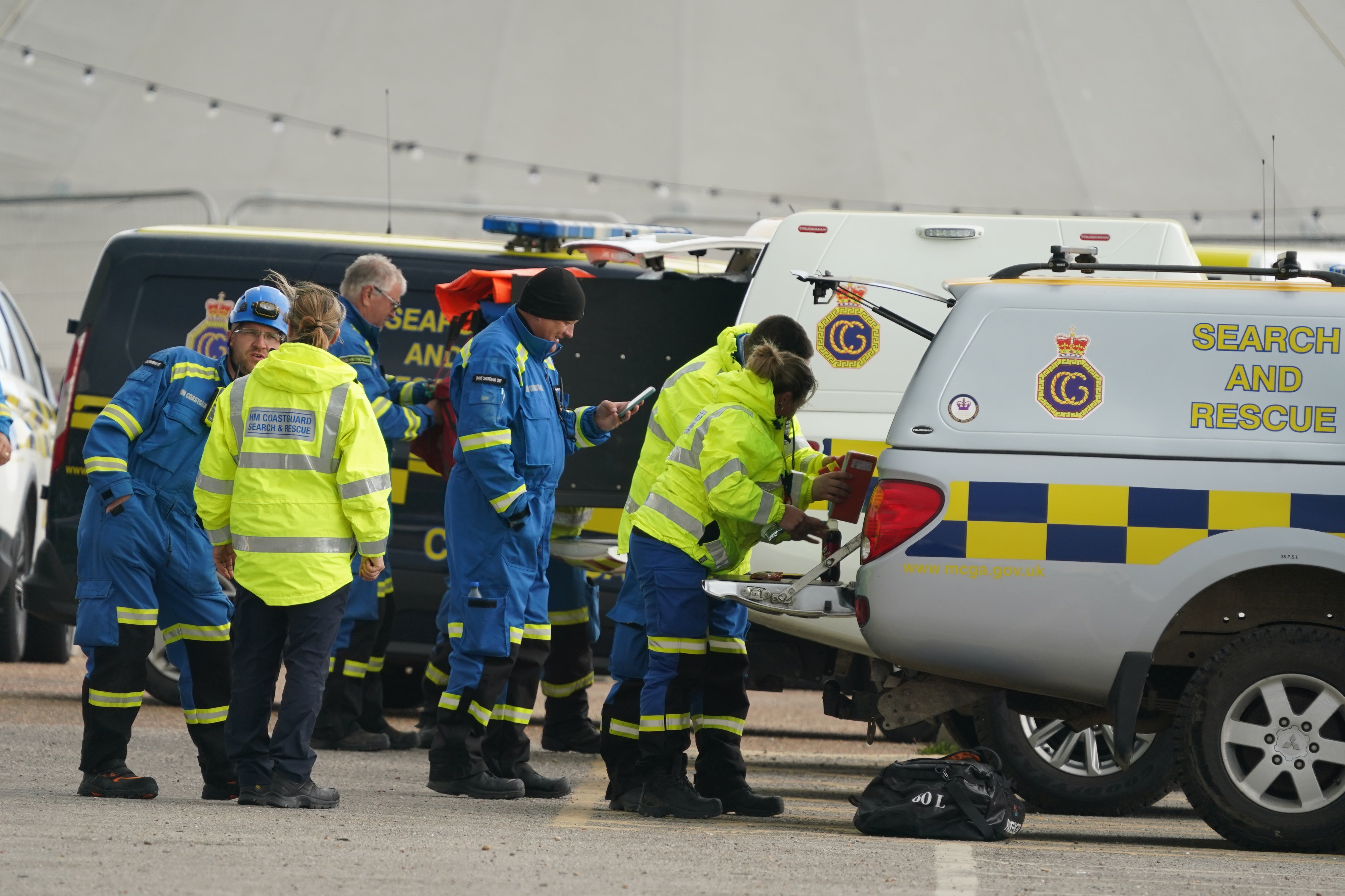 <p>Los servicios de emergencia acudieron al lugar de los hechos, en Madeira Drive, en Brighton</p>