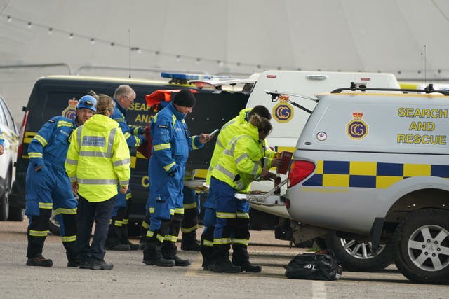 <p>Los servicios de emergencia acudieron al lugar de los hechos, en Madeira Drive, en Brighton</p>