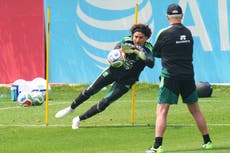 Guillermo Ochoa inspira en México, pero Aguirre guarda su carta bajo los tres postes