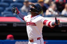 Ángel Martínez abre con jonrón y Guardianes vencen 4-2 a Angelinos