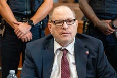 Weinstein reporta dolor de pecho y sale del tribunal durante deliberaciones en juicio por violación