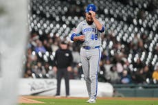 Fanático cae en bullpen de los visitantes durante juego Reales-Medias Blancas