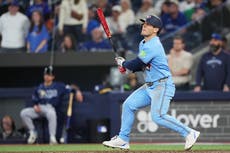Varsho pega grand slam en la 10ma y Azulejos vencen a Rays por 5-3