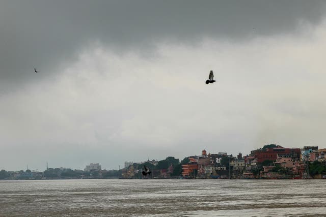 <p>Archivo. Nubes oscuras se ciernen sobre el río Ganges en Varanasi, Uttar Pradesh, India</p>