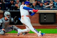 Juan Soto de los Mets, sale del juego tras golpearse el pie derecho; se descarta fractura