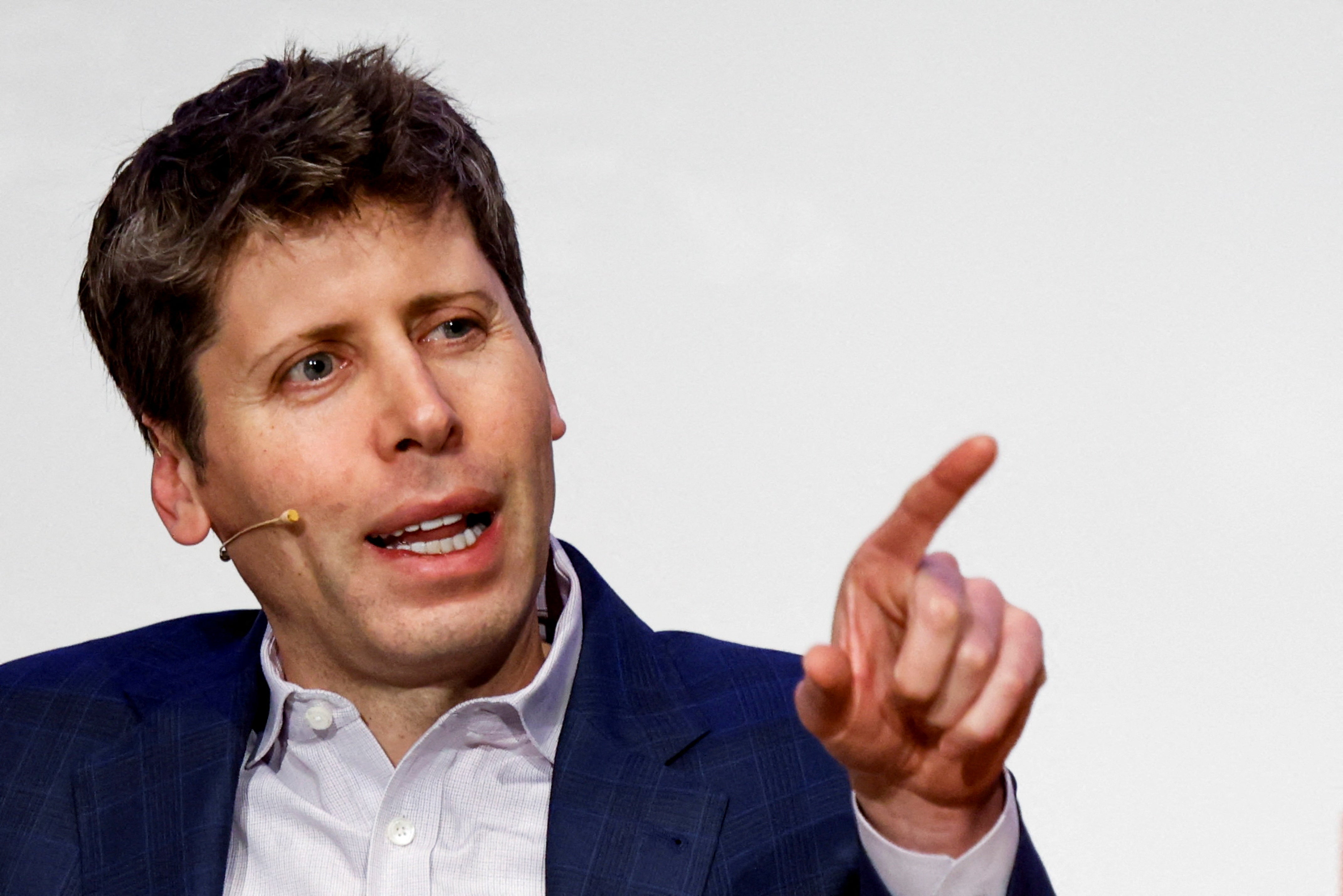 Musk busca que Sam Altman, director ejecutivo de OpenAI, sea apartado de su cargo