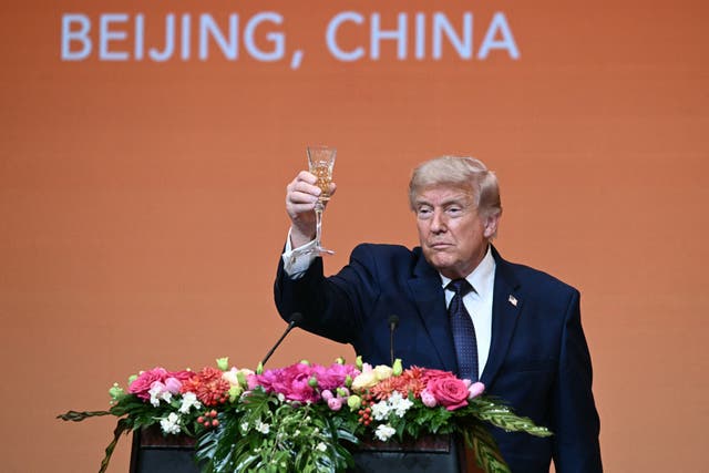 <p>Donald Trump brinda durante un discurso pronunciado antes del banquete de Pekín</p>