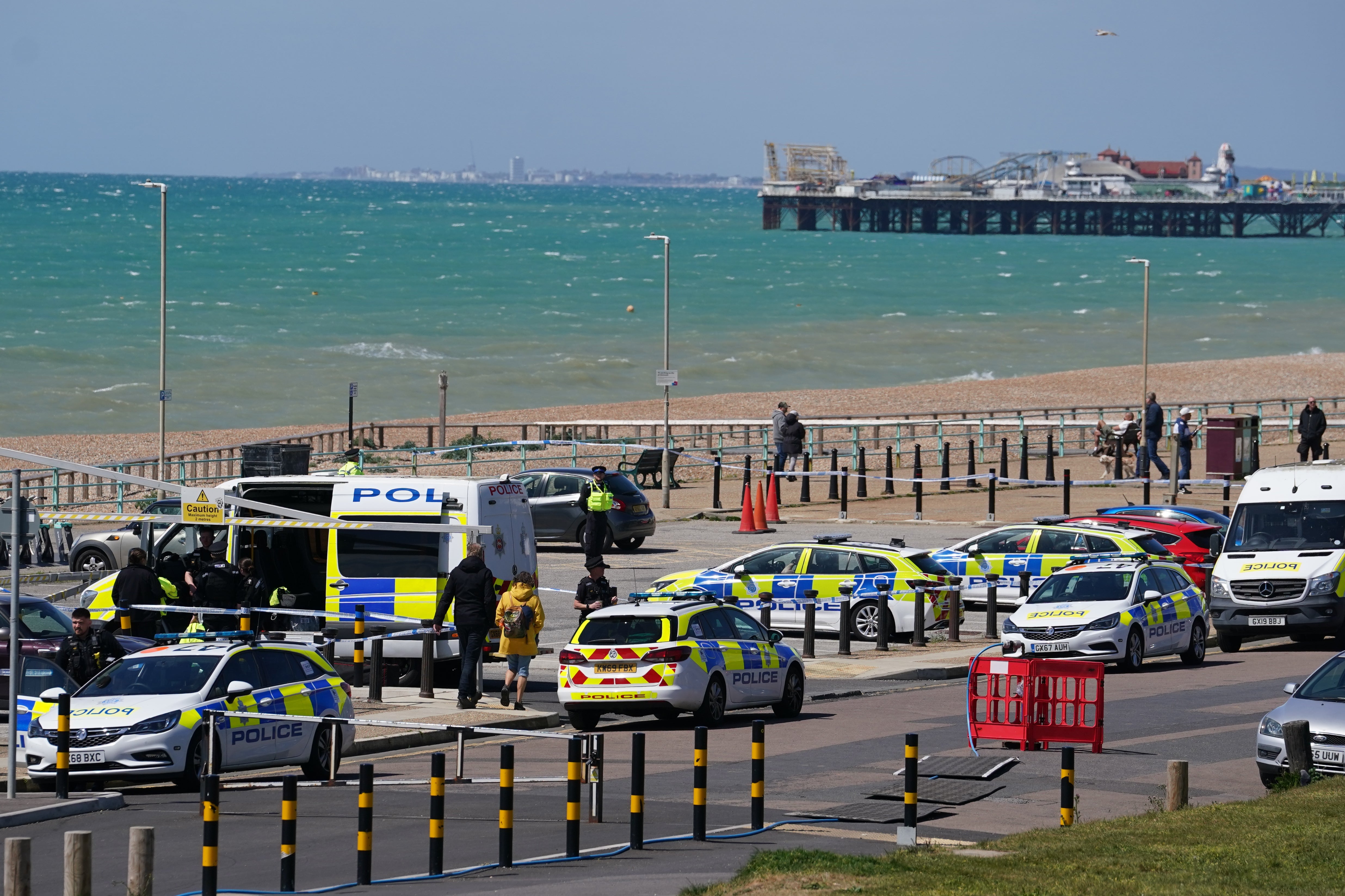 Los servicios de emergencia acudieron al lugar de los hechos, en Madeira Drive, en Brighton