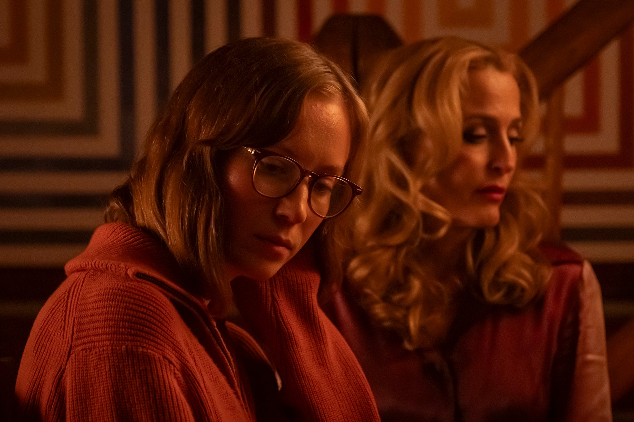 Gillian Anderson y Hannah Einbinder en ‘Adolescencia, sexo y muerte en Campamento Miasma’, una historia marcada por las tensiones psicosexuales