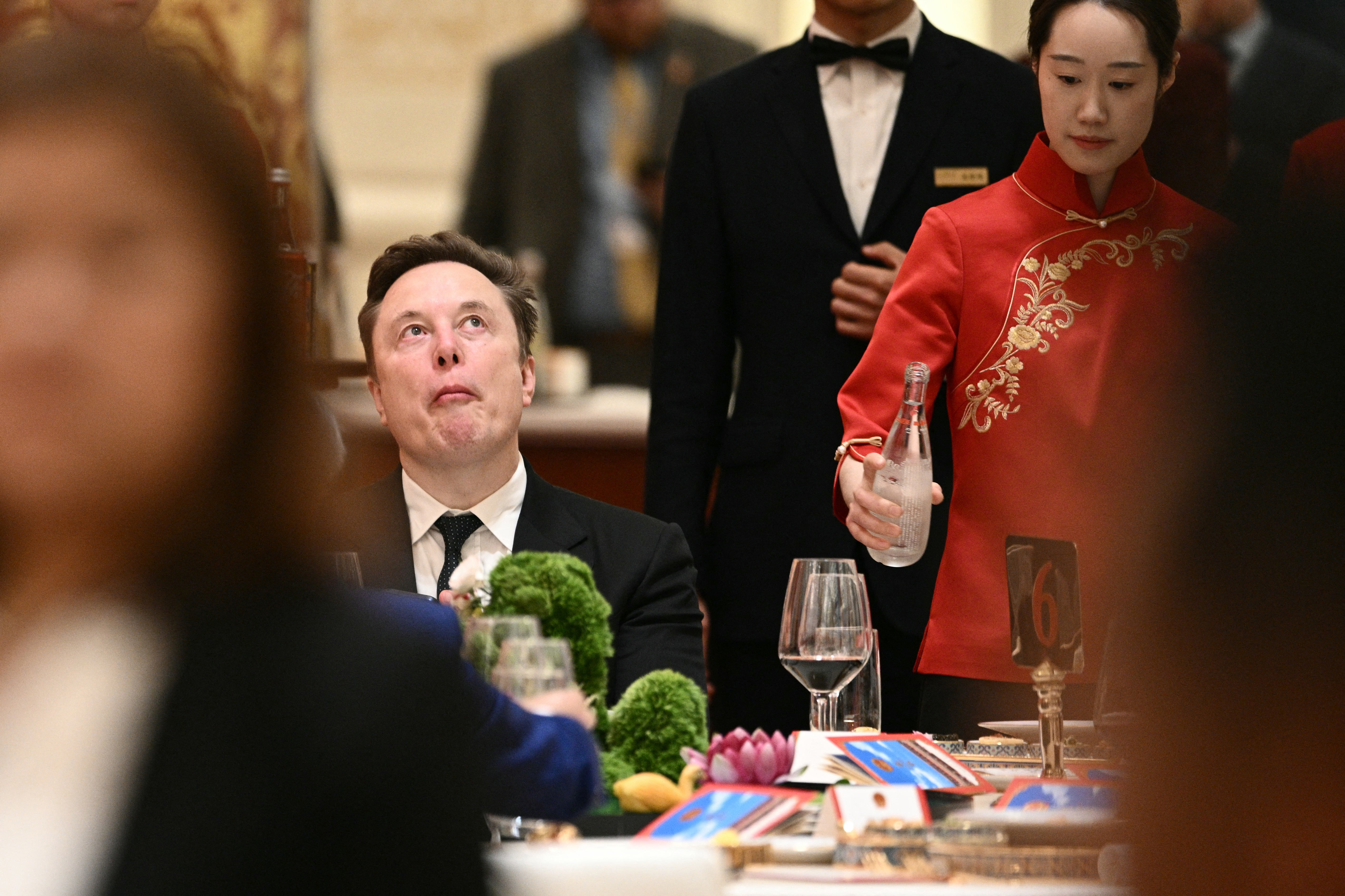 Elon Musk no pudo resistirse a picar algo antes de que diera comienzo el banquete