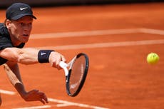 Sinner rompe récord de Djokovic con 32da victoria seguida en un Masters al avanzar a semis en Roma