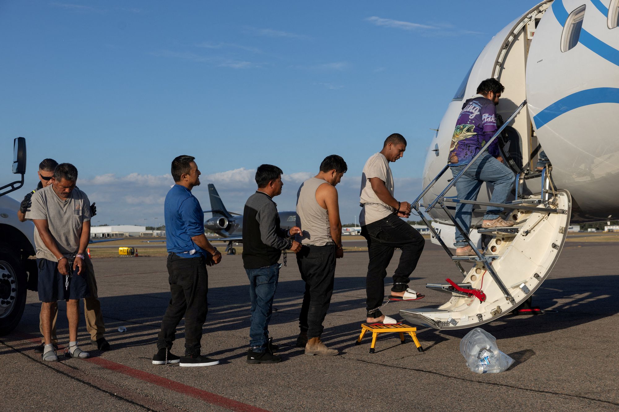 ICE realizó al menos 245 vuelos de expulsión en abril, lo que supone un récord mensual desde que los observadores independientes comenzaron a registrar los vuelos de deportación en 2020