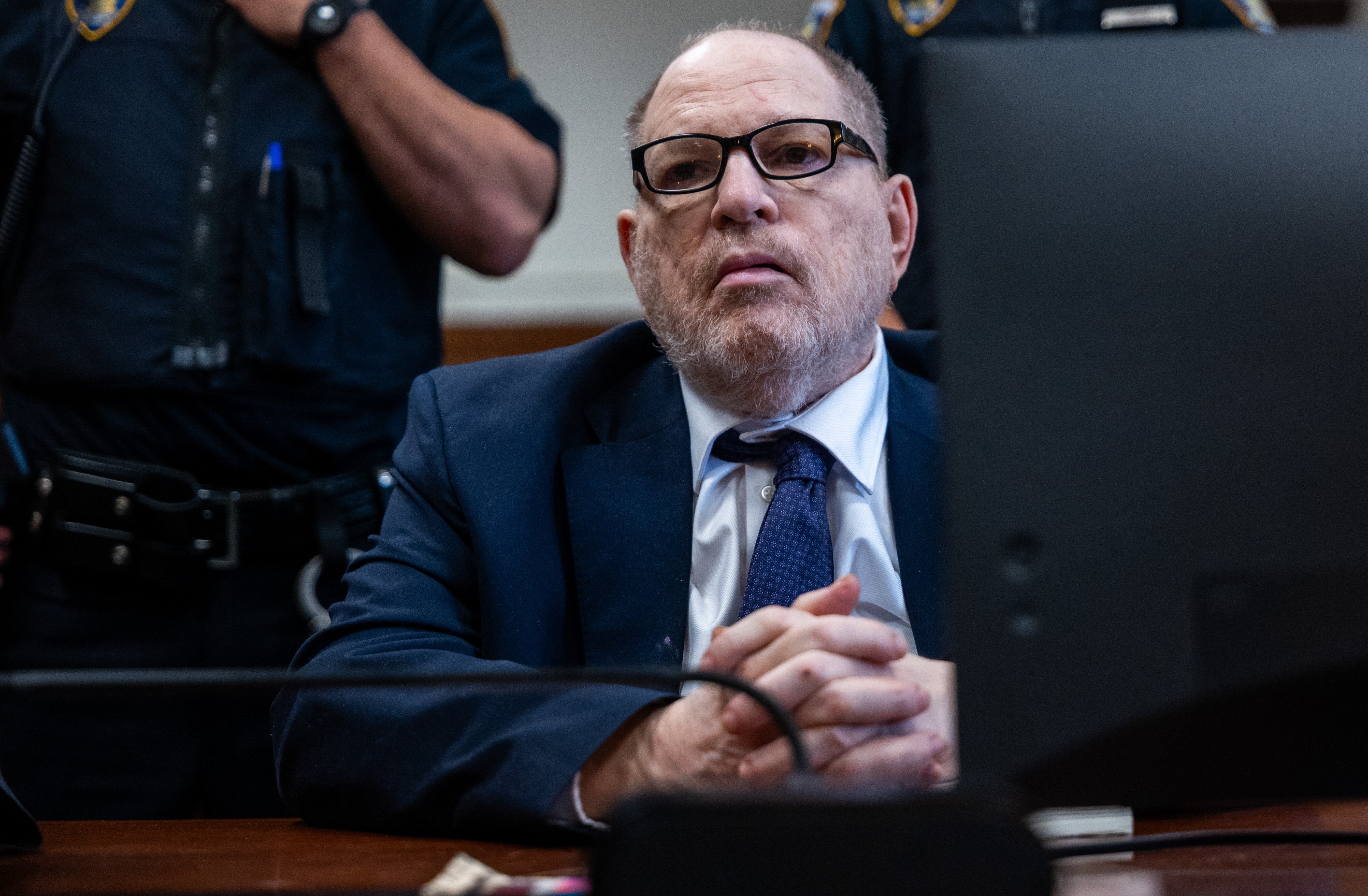 Harvey Weinstein vuelve a la corte tras sentir molestias en su nuevo juicio por violación