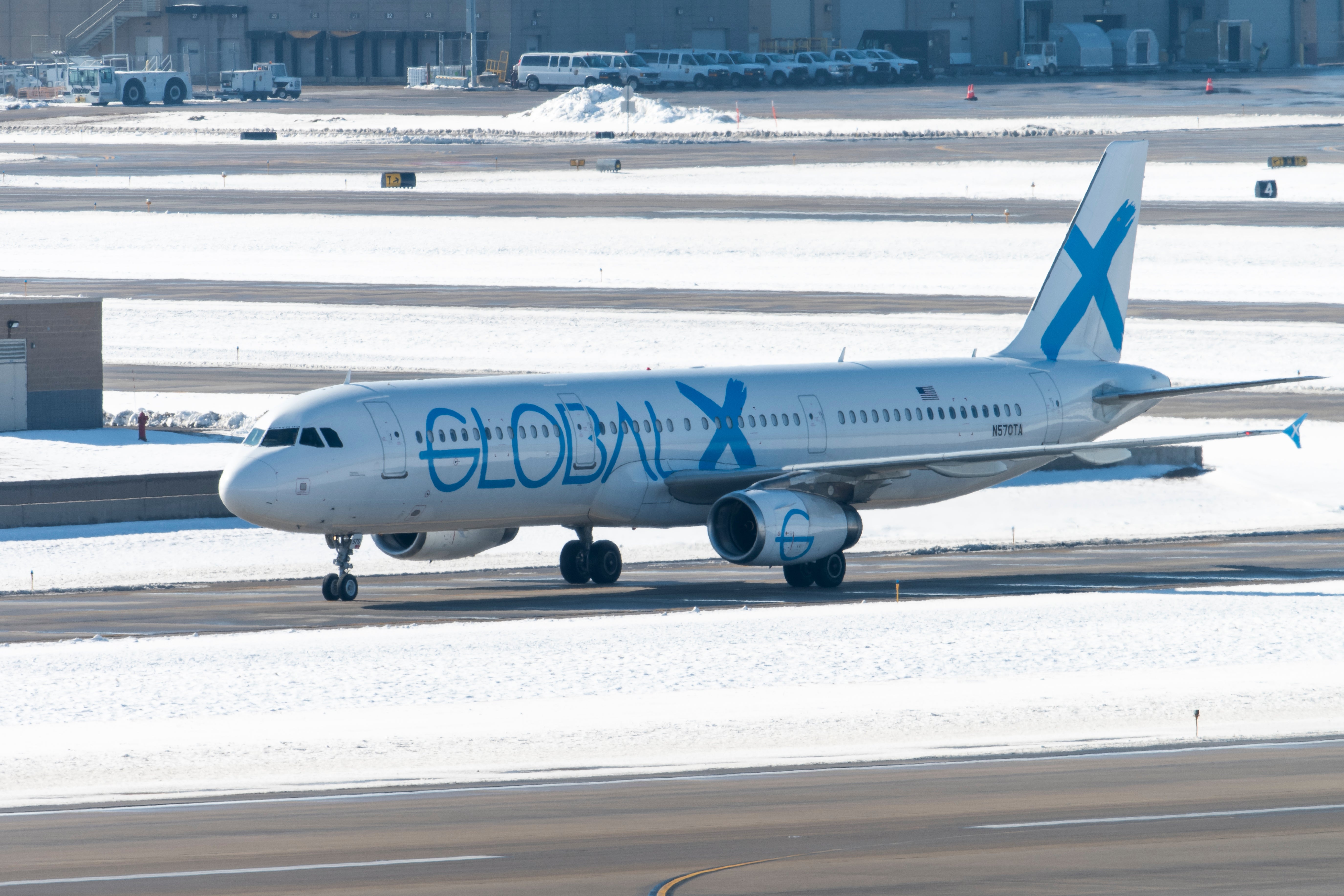 ICE Air Operations, la división de transporte aéreo de la agencia, colabora con CSI Aviation para contratar a empresas de aviación para los vuelos de deportación