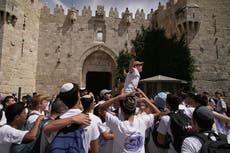 Judíos ultranacionalistas corean consignas racistas en marcha anual en la Ciudad Vieja de Jerusalén
