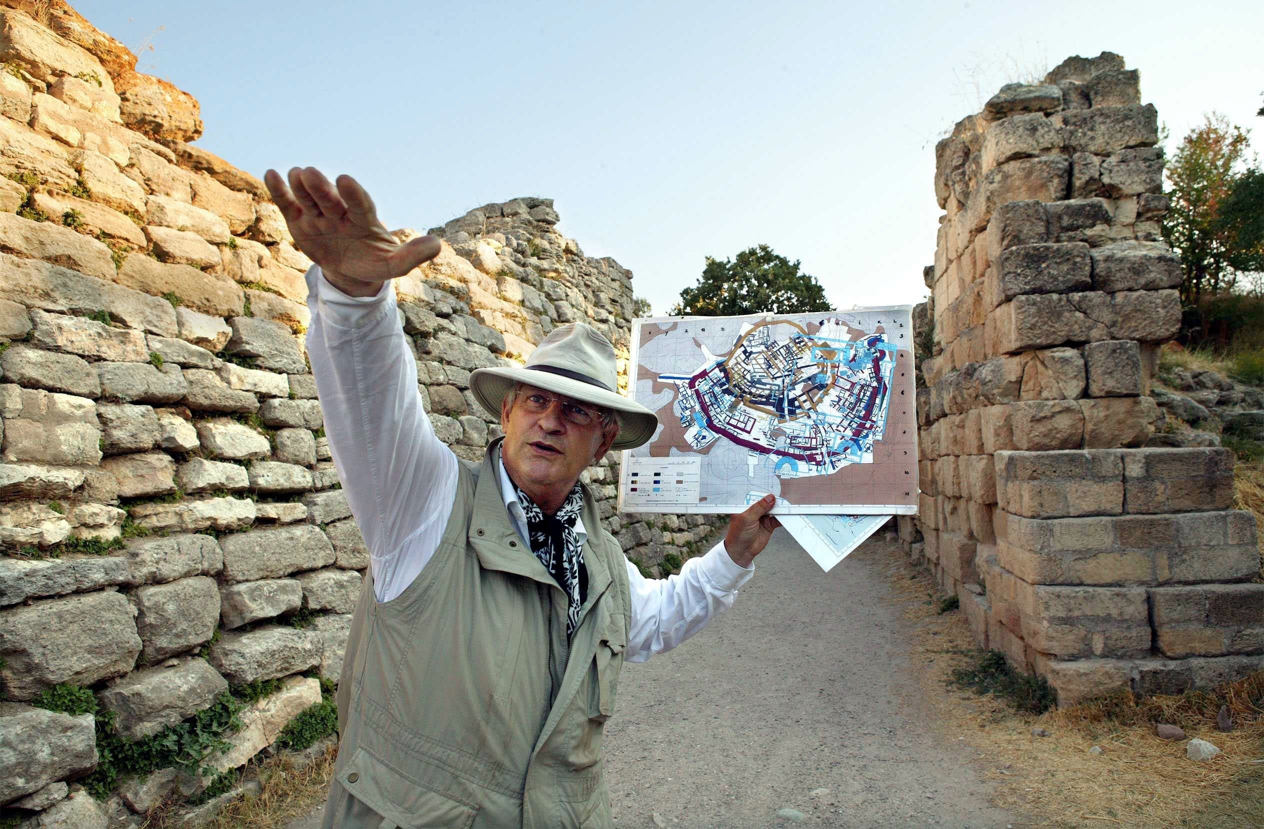 El arqueólogo alemán Manfred Korfmann posa en el yacimiento arqueológico de Troya, en el noroeste de Turquía, el 10 de agosto de 2003. En la época del Imperio romano, el yacimiento de la antigua Troya –situado en la actual Turquía– se convirtió en un destino turístico