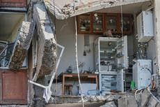 Suben a 24 los muertos en un ataque ruso a un edificio de apartamentos en Kiev