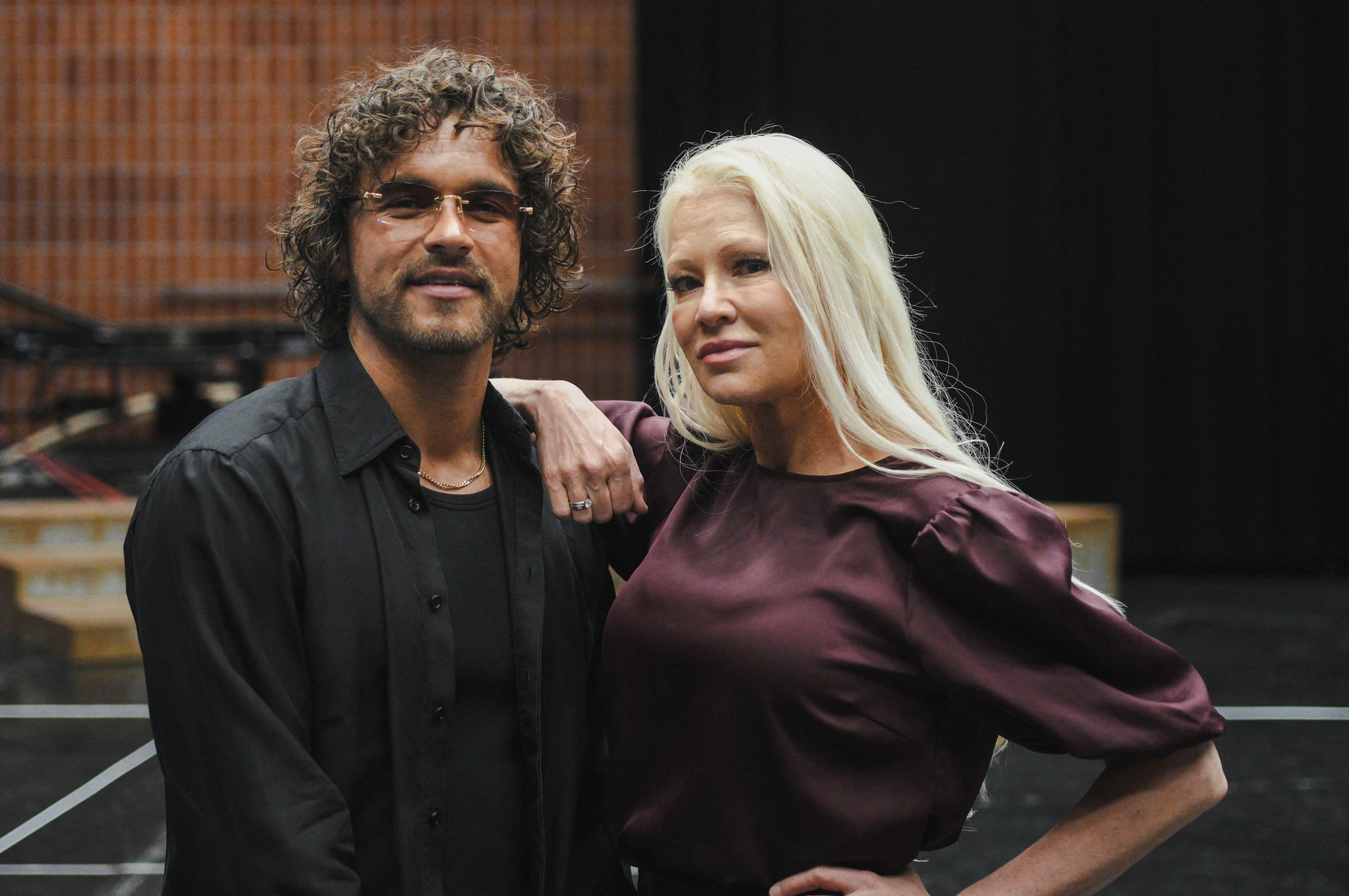 La violinista finlandesa Linda Lampenius (der.) y el cantante Pete Parkkonen posan tras una entrevista con la prensa el 28 de abril de 2026 en Helsinki, Finlandia, sobre su participación en la 70.ª edición del Festival de la Canción de Eurovisión