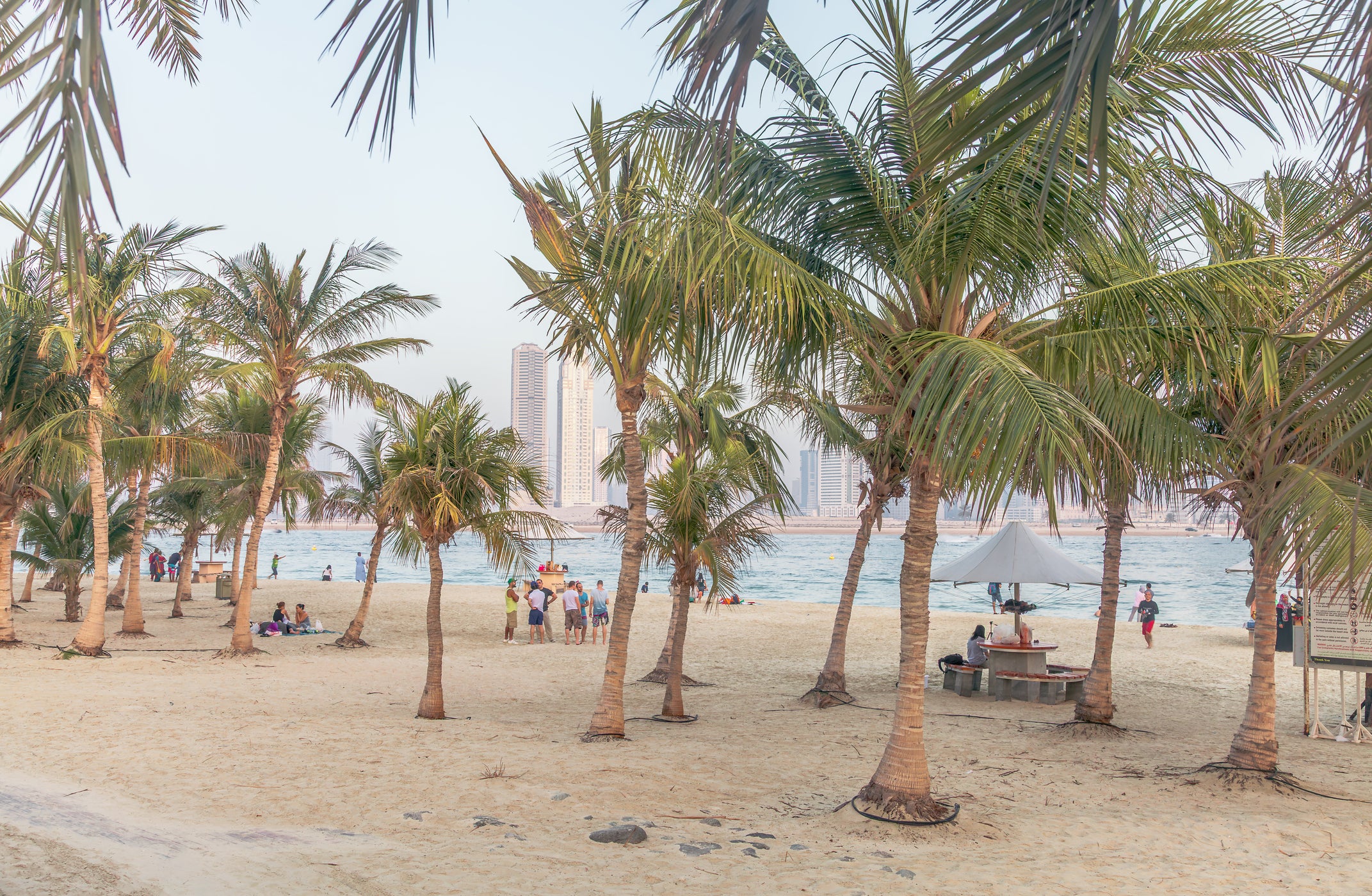 <p>La playa Al Mamzar está ubicada en el extremo noreste de Dubái, junto a la frontera con Sharjah</p>