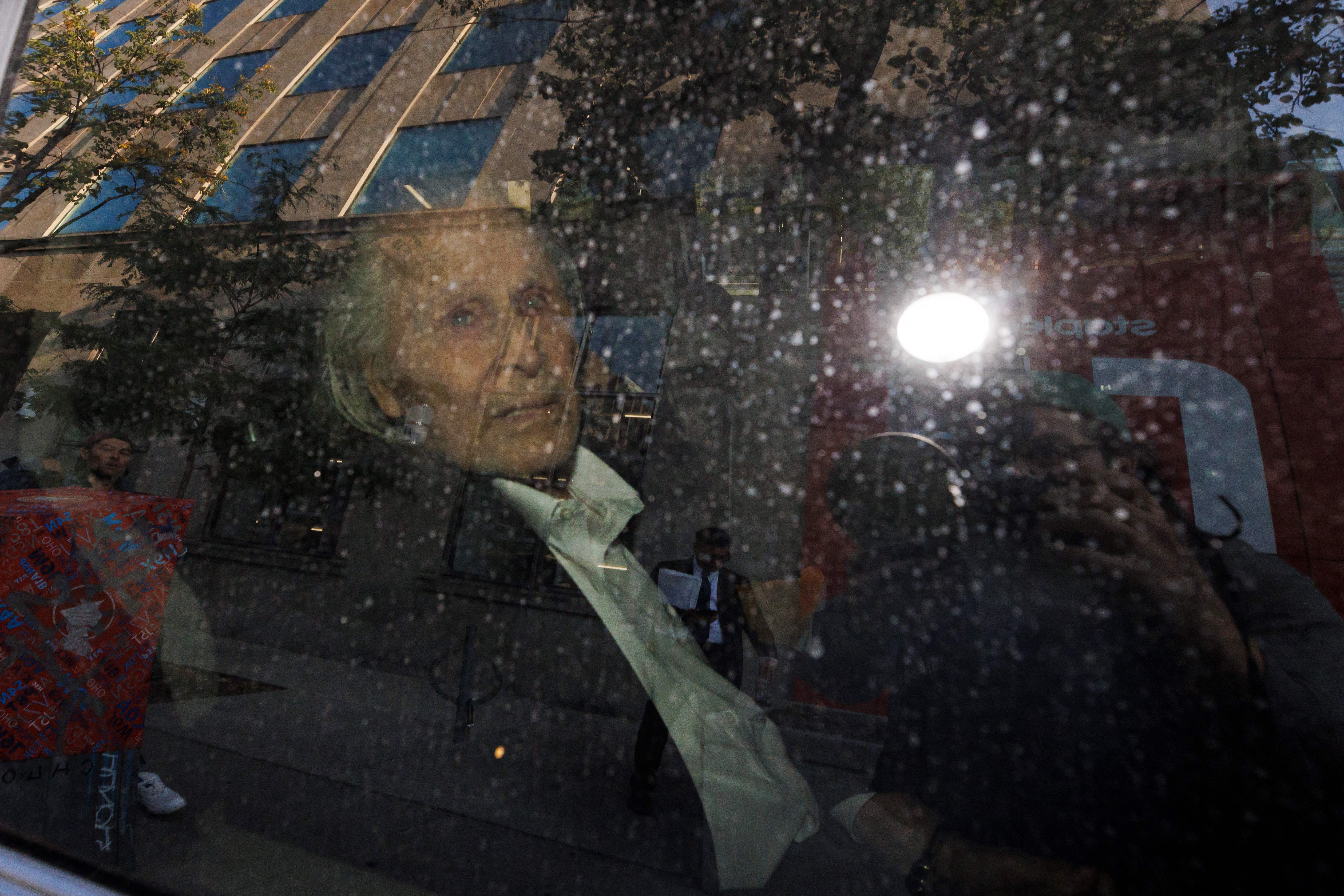 Peter Nygard saliendo de un tribunal canadiense en un vehículo policial en 2023