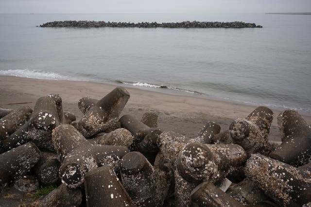 <p>Archivo. Rompeolas, que también funcionan como barreras contra tsunamis, se observan en una playa de Ishinomaki, prefectura de Miyagi, el 27 de abril de 2026</p>