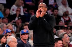 Mike Brown fue contratado para dirigir a los Knicks en momentos como éste