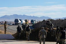 Policías y militares inician despeje de rutas tomadas por protestas sindicales en Bolivia