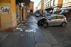 Un auto arrolla a peatones en Módena, Italia; hay 8 heridos, 2 de ellos graves