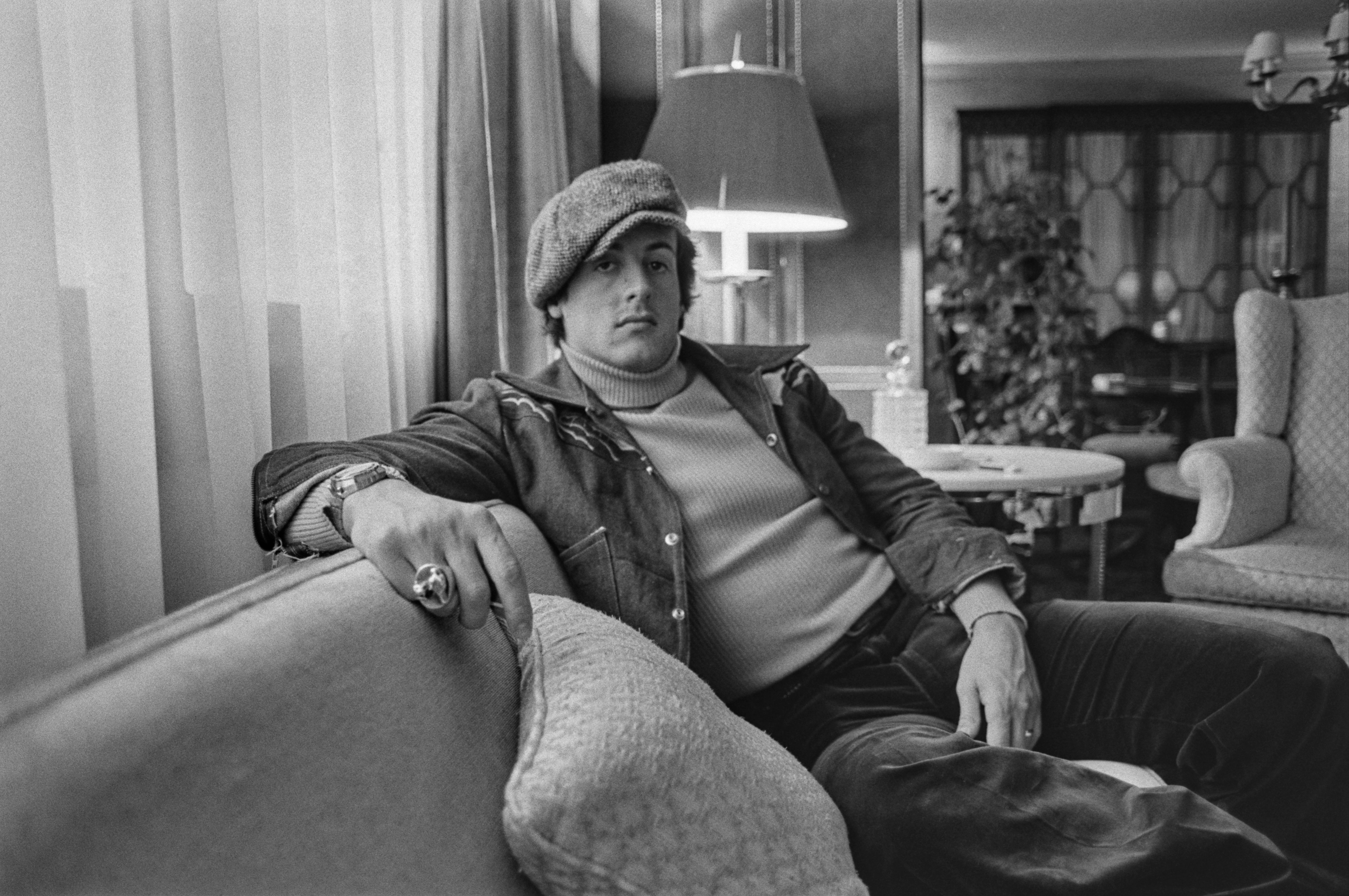 Stallone fotografiado un mes antes de su victoria en los Oscar de 1977. El actor aseguró que no olvidó su intercambio con Chayefsky, aunque no permitió que definiera su experiencia