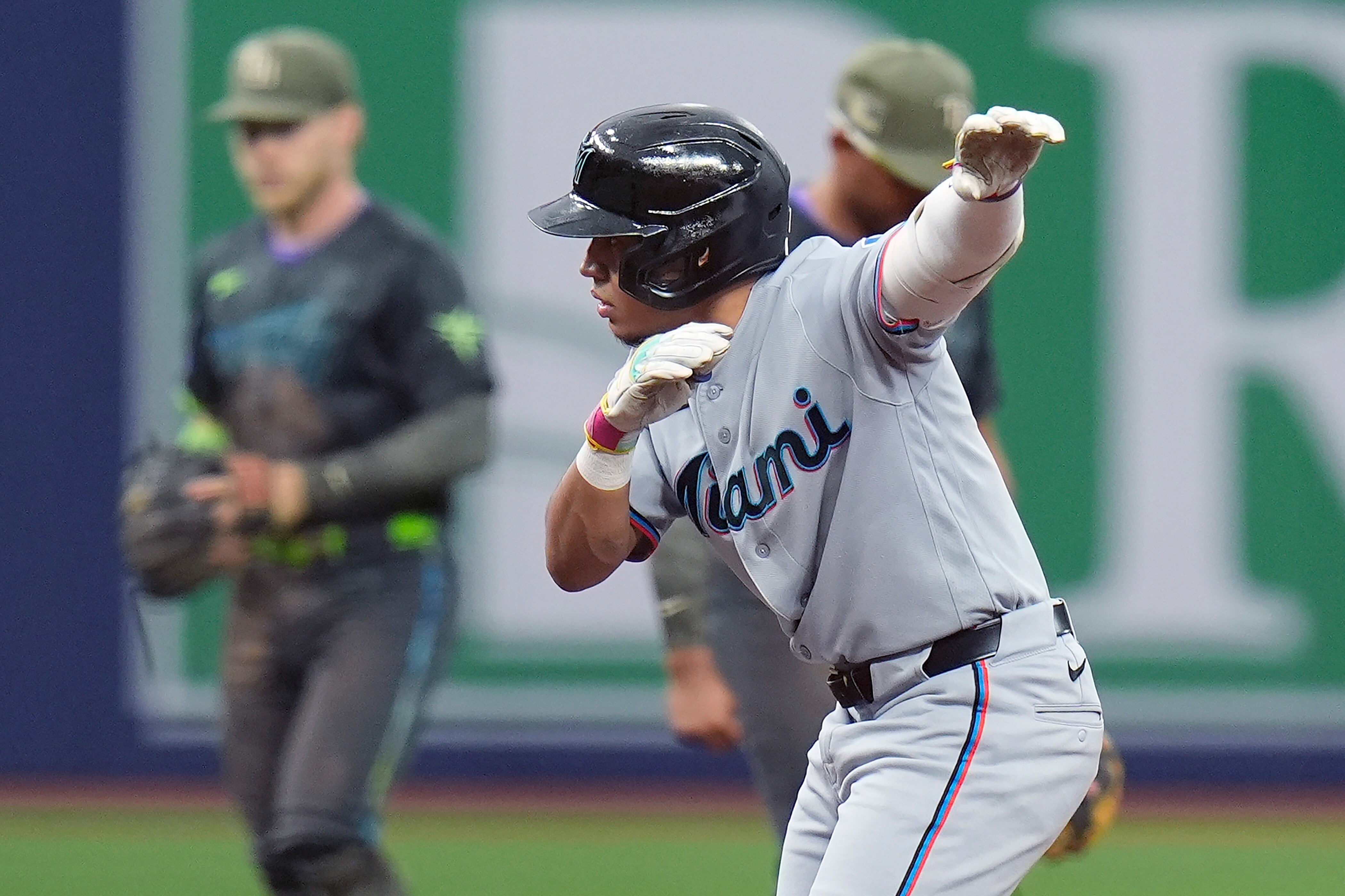Marlins anotan 8 carreras en la 10ma entrada y vencen a Rays por 10-5
