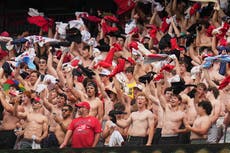 Mármol, mánager de Cardenales, compra boletos para que fanáticos sigan sin camisa en Busch Stadium