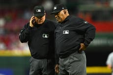 Árbitro deja juego Cachorros y Medias Blancas tras ser golpeado por una bola de foul