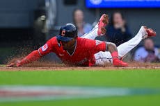 Martínez conecta jonrón de 2 carreras para dar ventaja a Guardianes, que vencen 7-4 a Rojos
