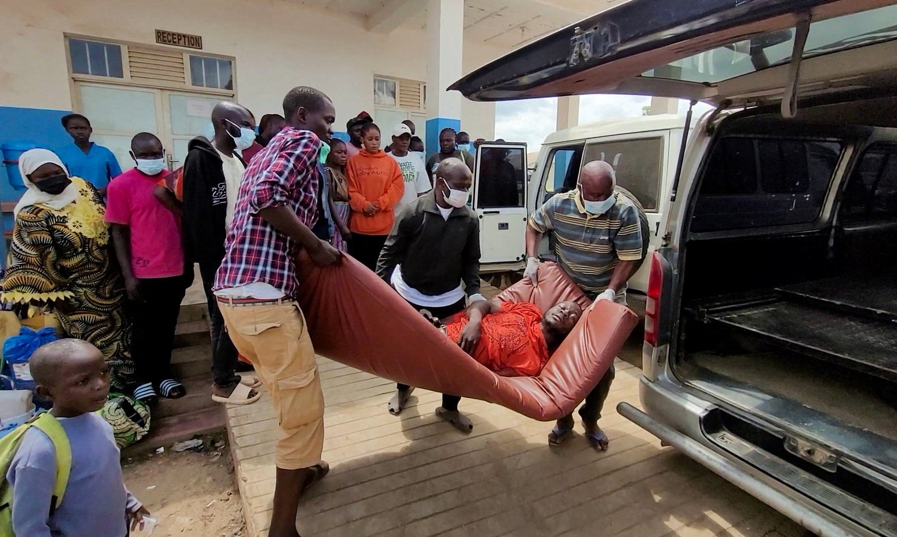 Crece la preocupación por el ébola en el este del Congo mientras un hospital de Bunia recibe casos sospechosos