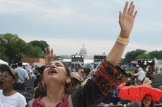 Reunión de oración patriótica congrega a miles en el National Mall en Washington