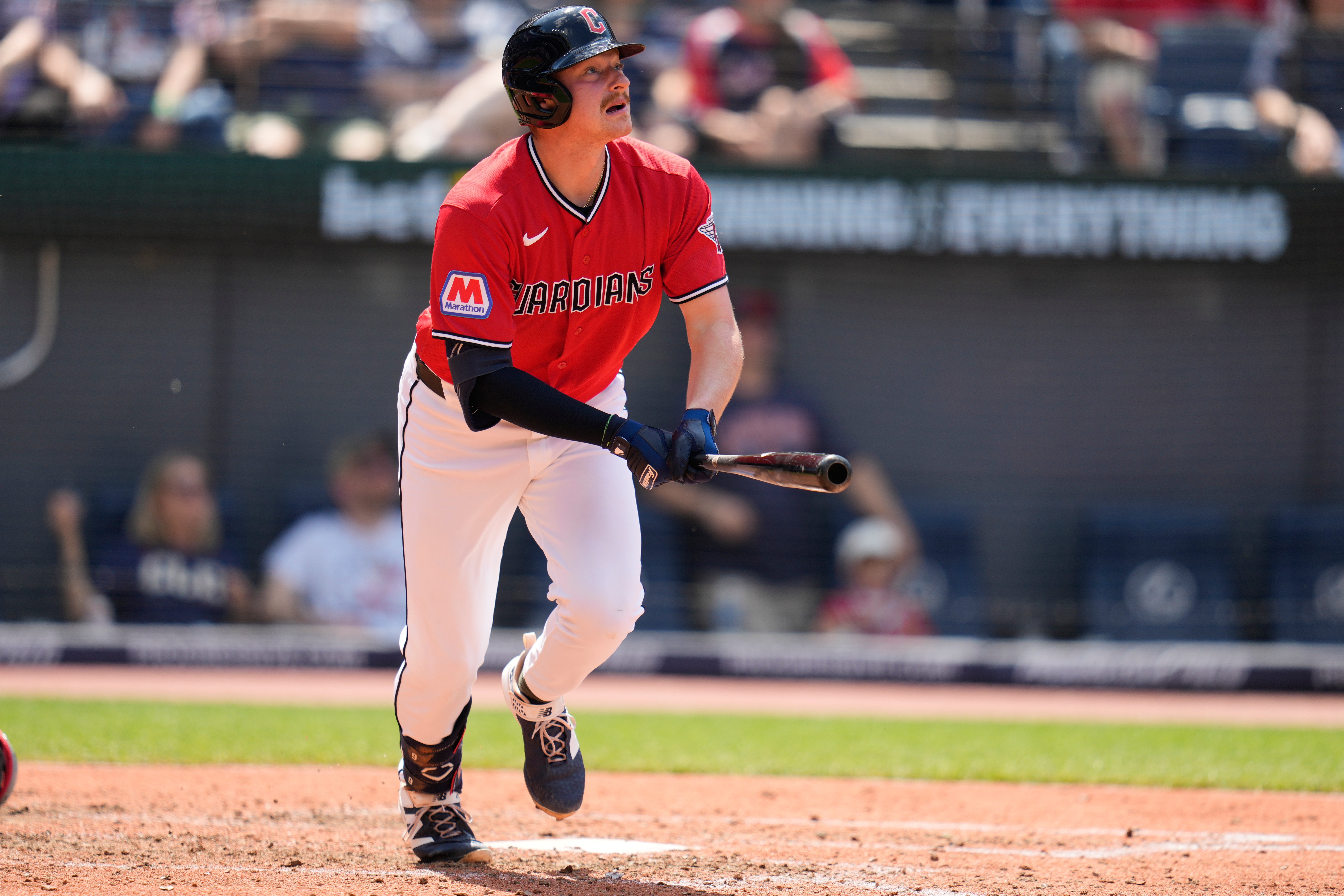 Con seis jonrones, Guardianes apalean 10-3 a los Rojos para ganar la serie