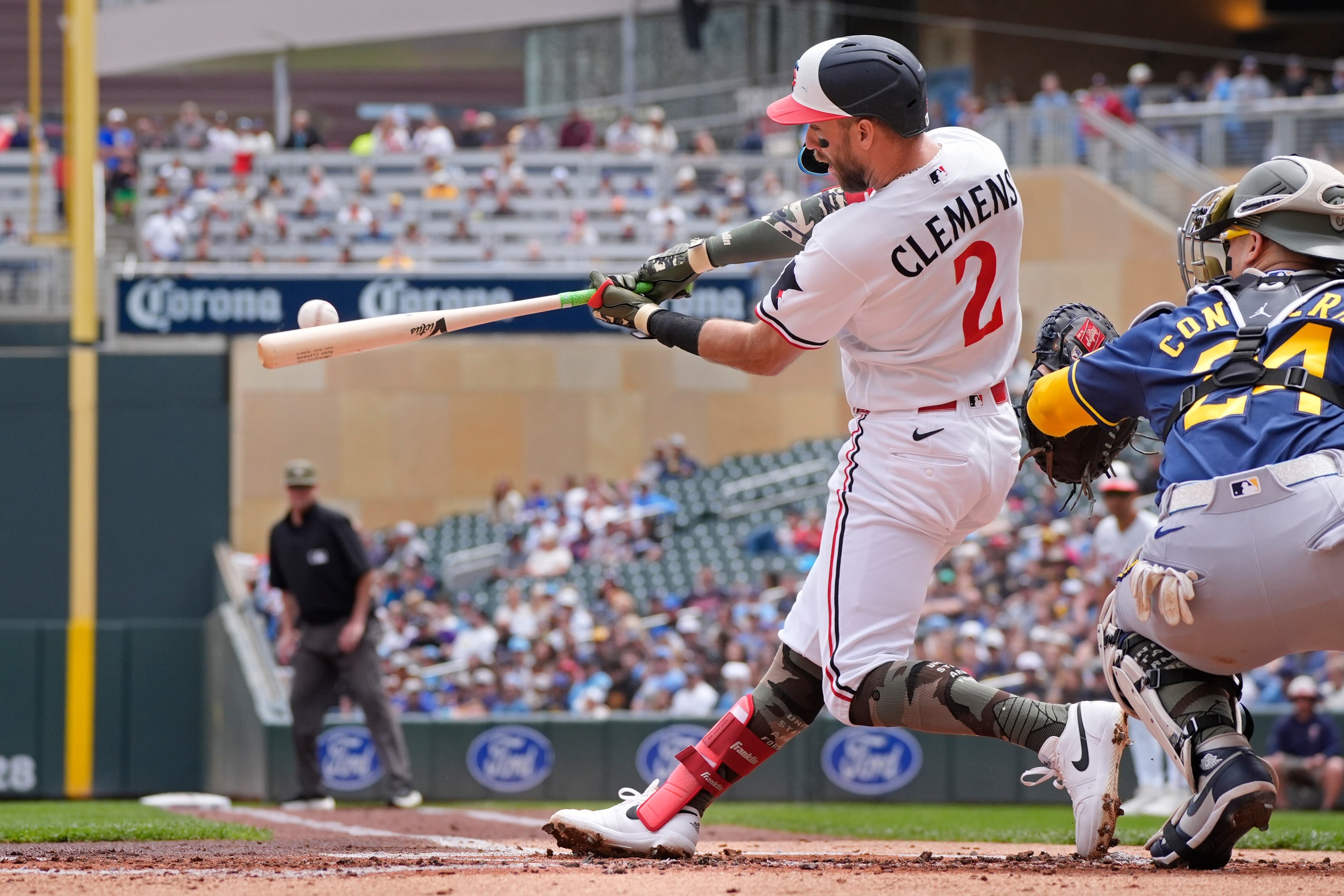 Jeffers y Clemens ayudan a los Mellizos a evitar la barrida y vencen 5-4 a Cerveceros