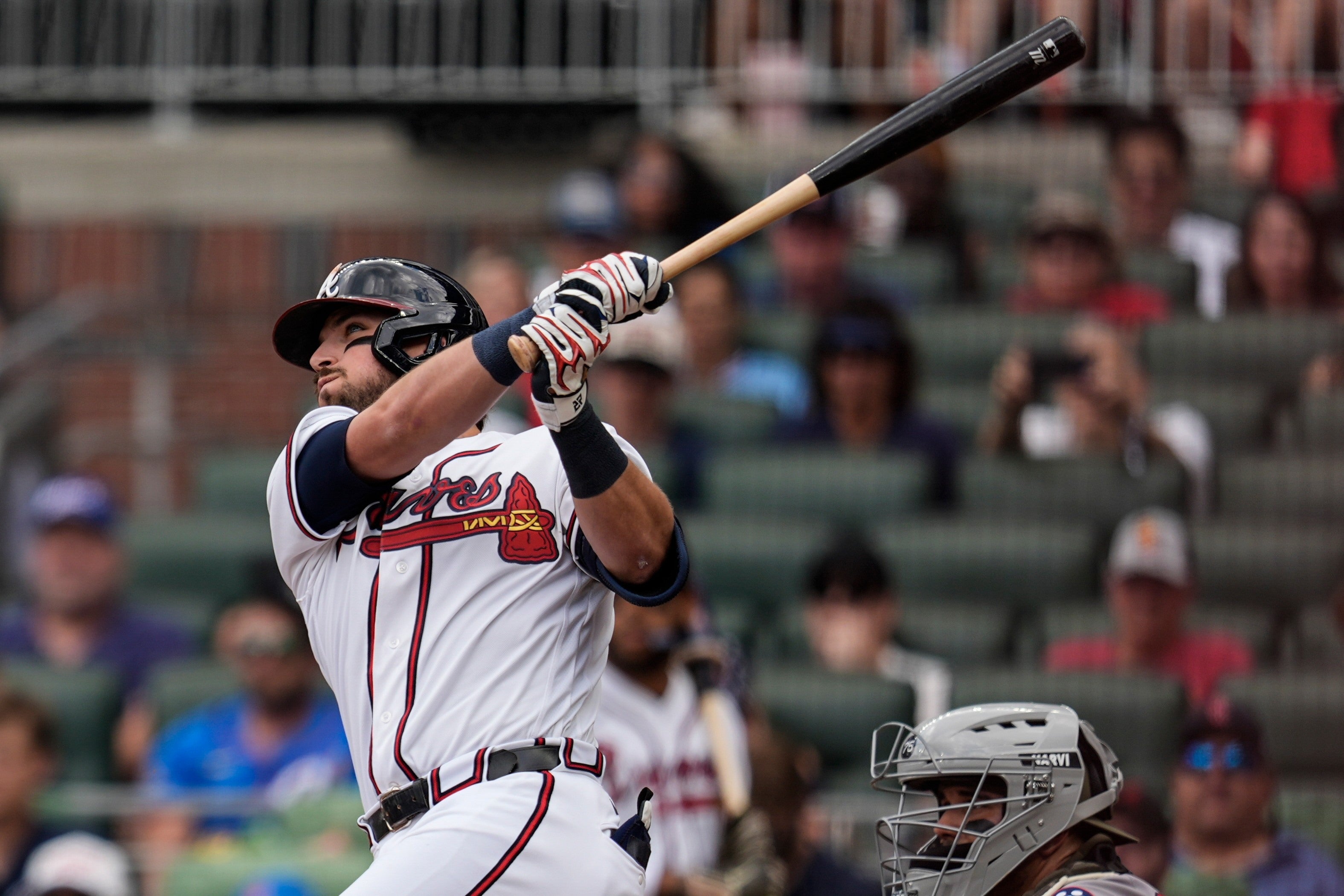 Riley y Holmes guían a los Bravos a otra serie ganada con paliza 8-1 ante los Medias Rojas
