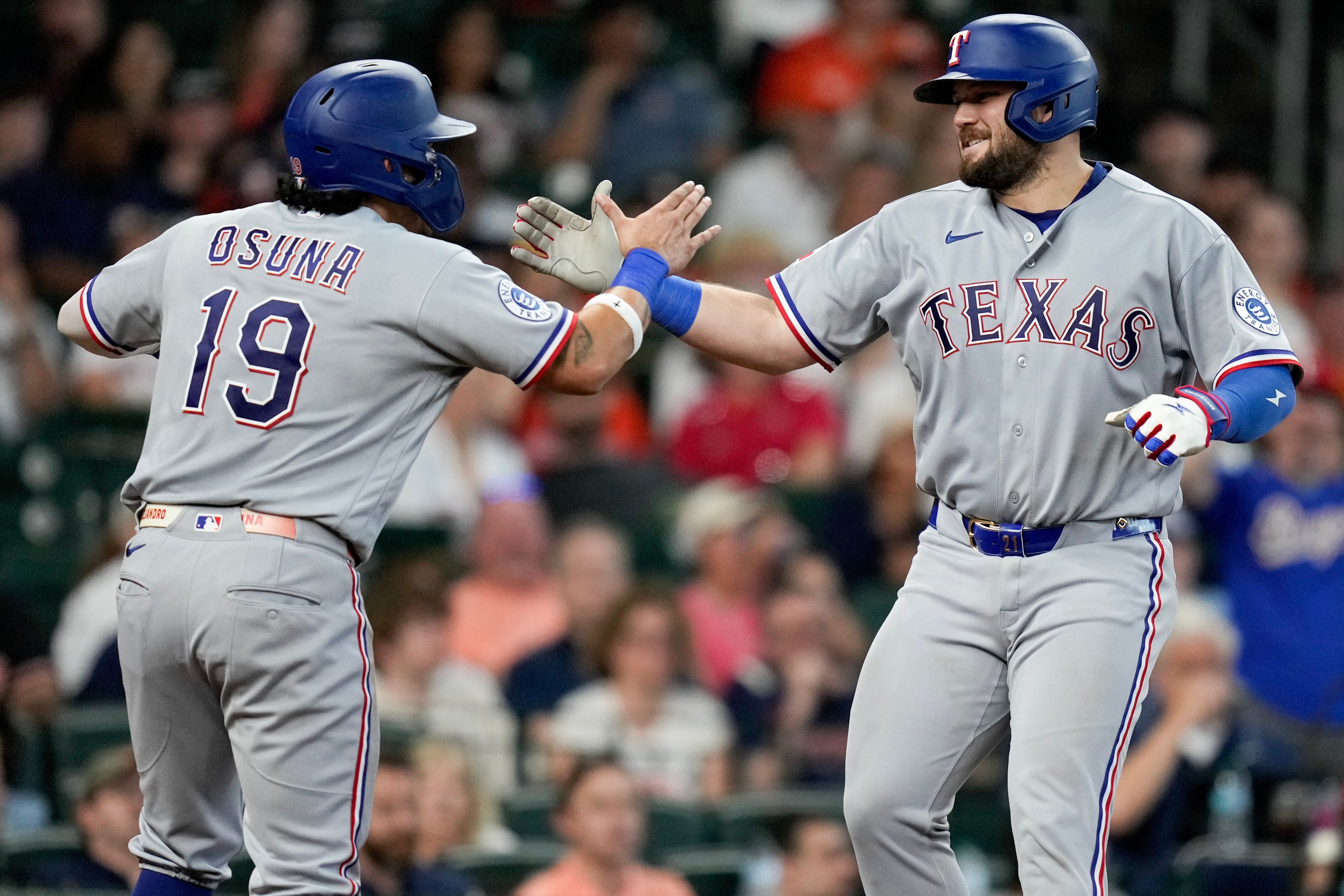 Burger pega un jonrón e impulsa 4 y Eovaldi guía a Rangers 8-0 sobre Astros