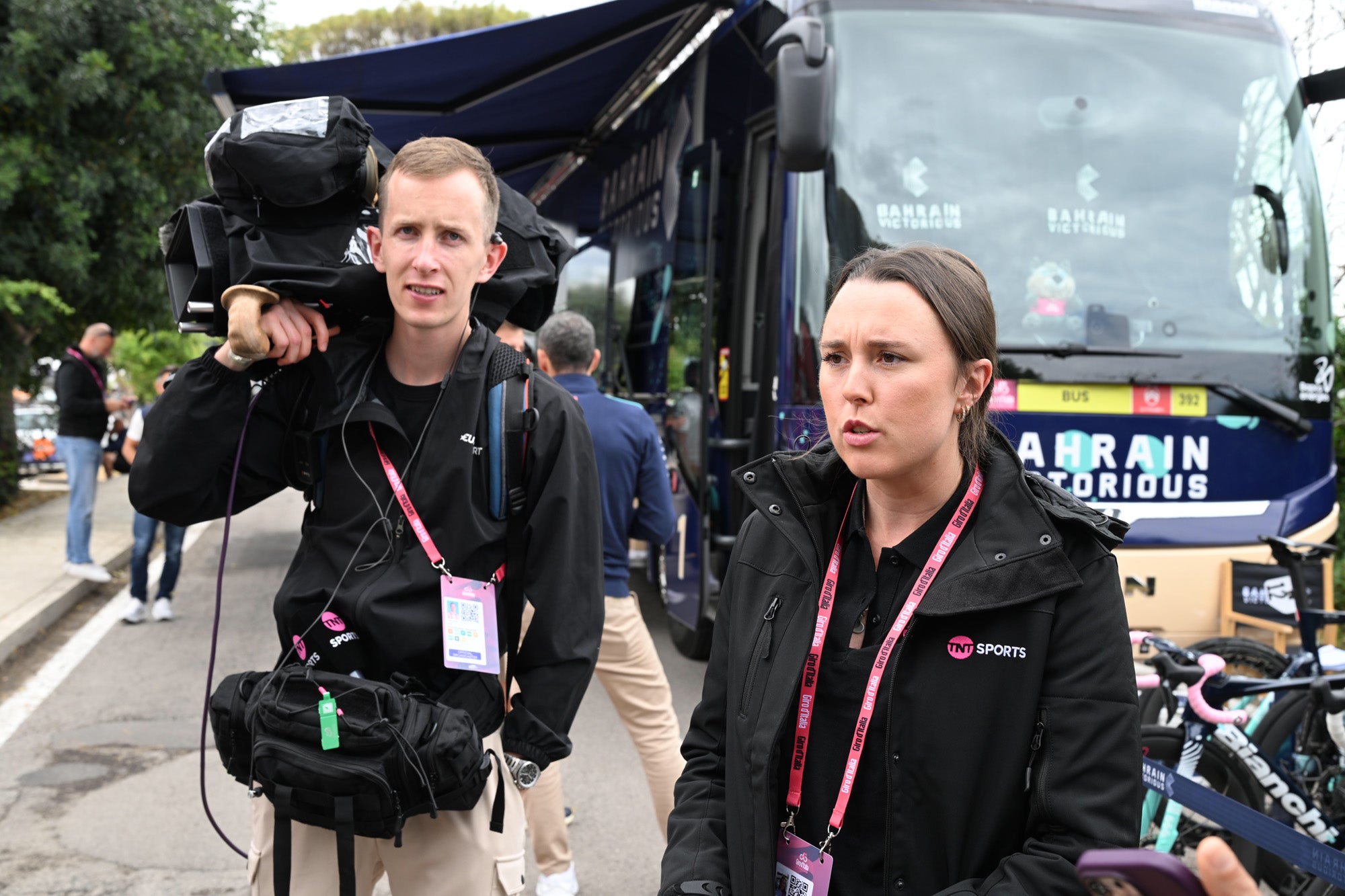Hannah Walker y su equipo preparándose para el recorrido por pits