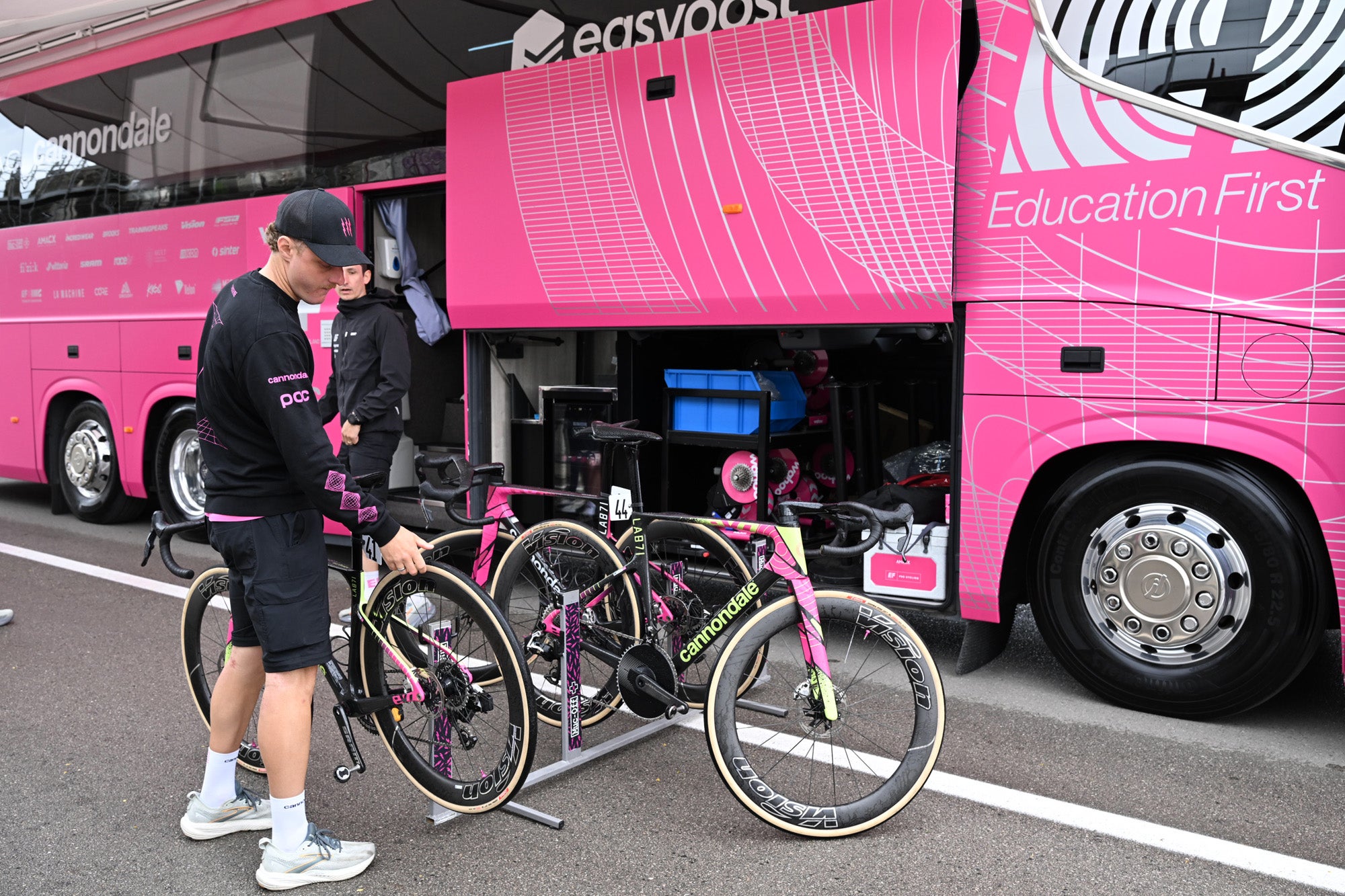 Preparativos en marcha en el exterior del autobús de EF Education–EasyPost
