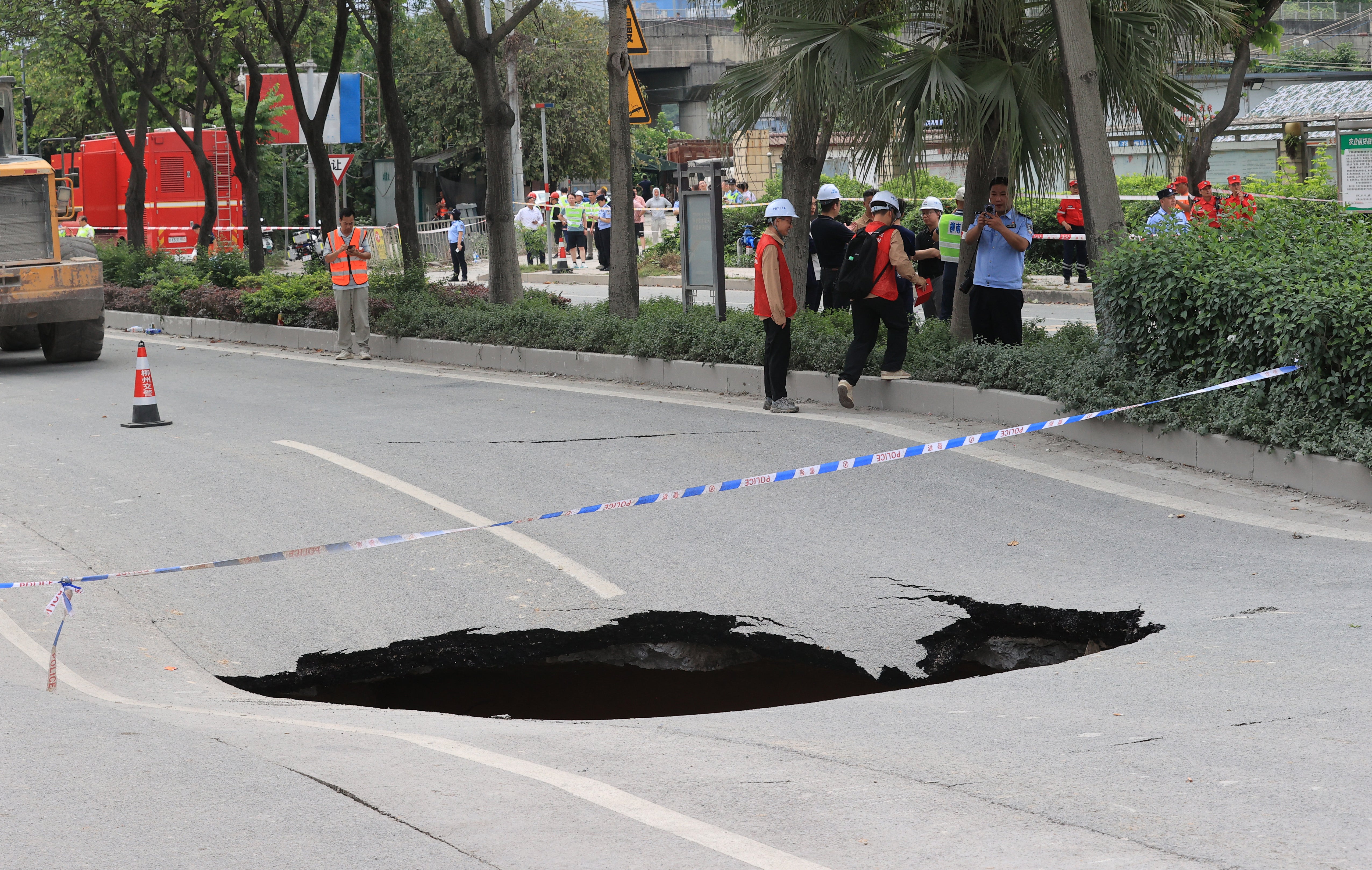 Una carretera se hunde tras un terremoto en el distrito de Liunan, en Liuzhou