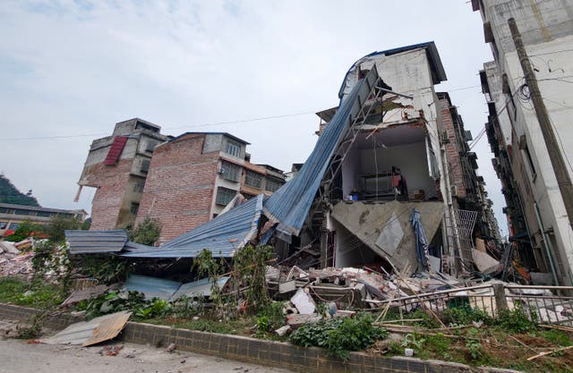 <p>Esta foto muestra una vista general de los edificios derrumbados tras un terremoto en el distrito de Liunan, en Liuzhou, en la región de Guangxi, al sur de China</p>