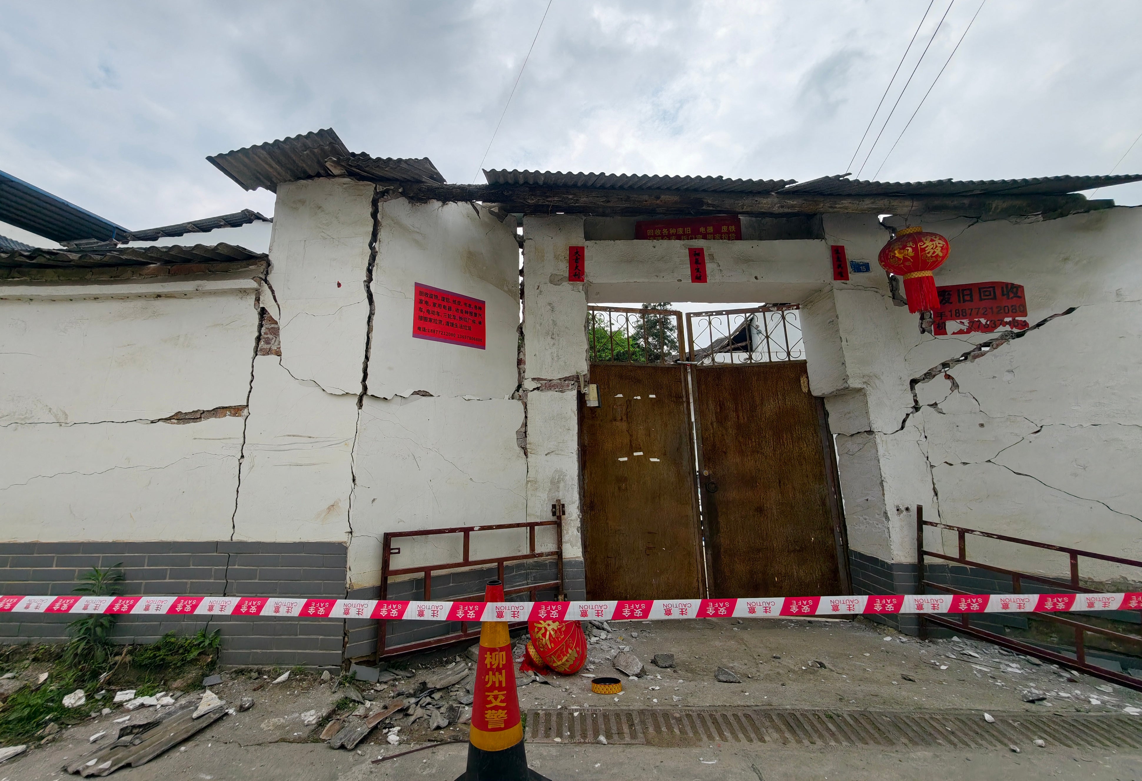 Se observa un edificio dañado tras un terremoto en el distrito de Liunan, en Liuzhou