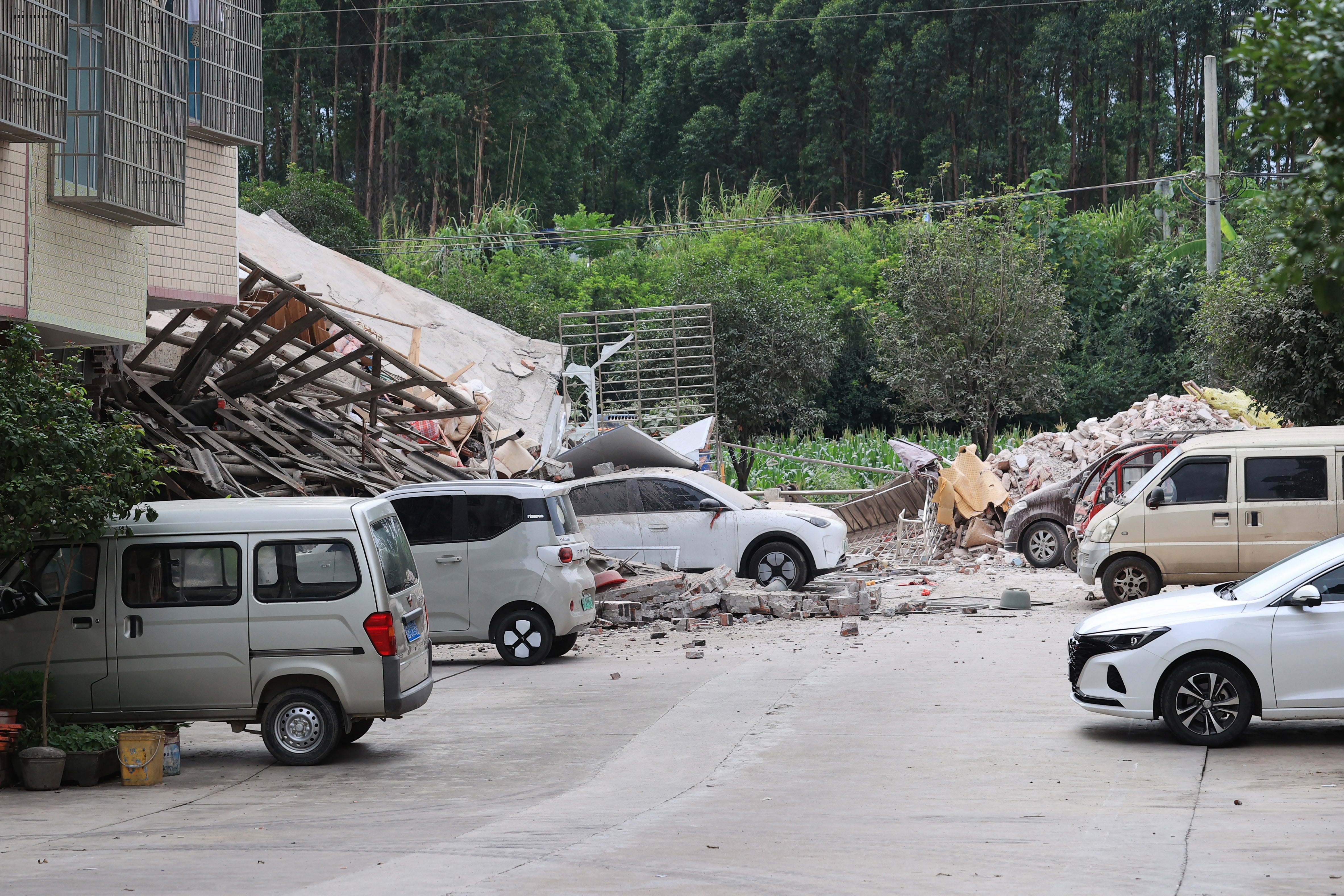 Se observan un edificio y varios coches (C) dañados tras un terremoto en el distrito de Liunan, en Liuzhou, en la región de Guangxi, al sur de China