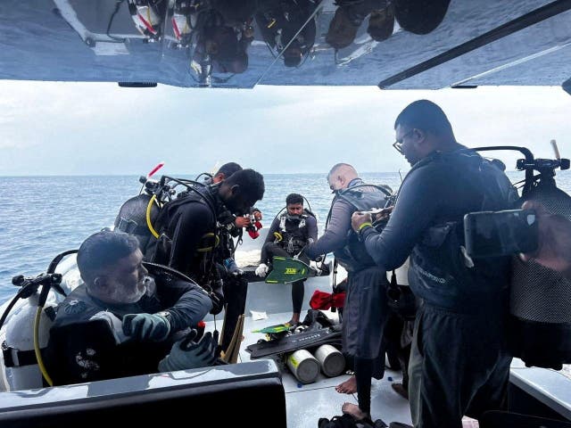 <p>Miembros de la Fuerza de Defensa Nacional de Maldivas (MNDF) se preparan para participar en un operativo de búsqueda y recuperación de cuatro buceadores italianos en aguas del atolón Vaavu, Maldivas, el 16 de mayo de 2026  </p>