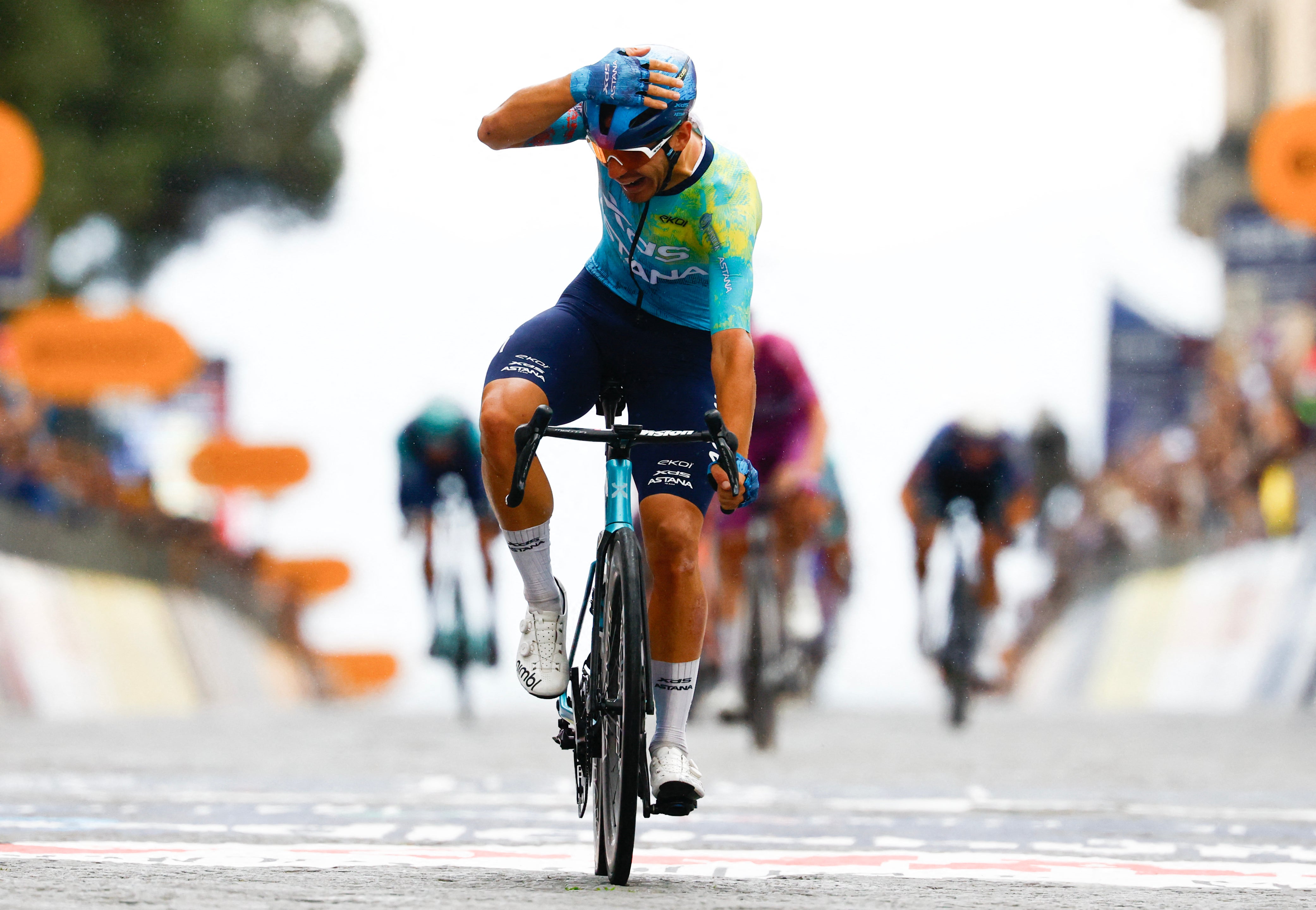 Afonso Eulálio atraviesa días soñados como líder del Giro de Italia