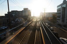 Huelga ferroviaria paraliza transporte en Long Island mientras continúan negociaciones