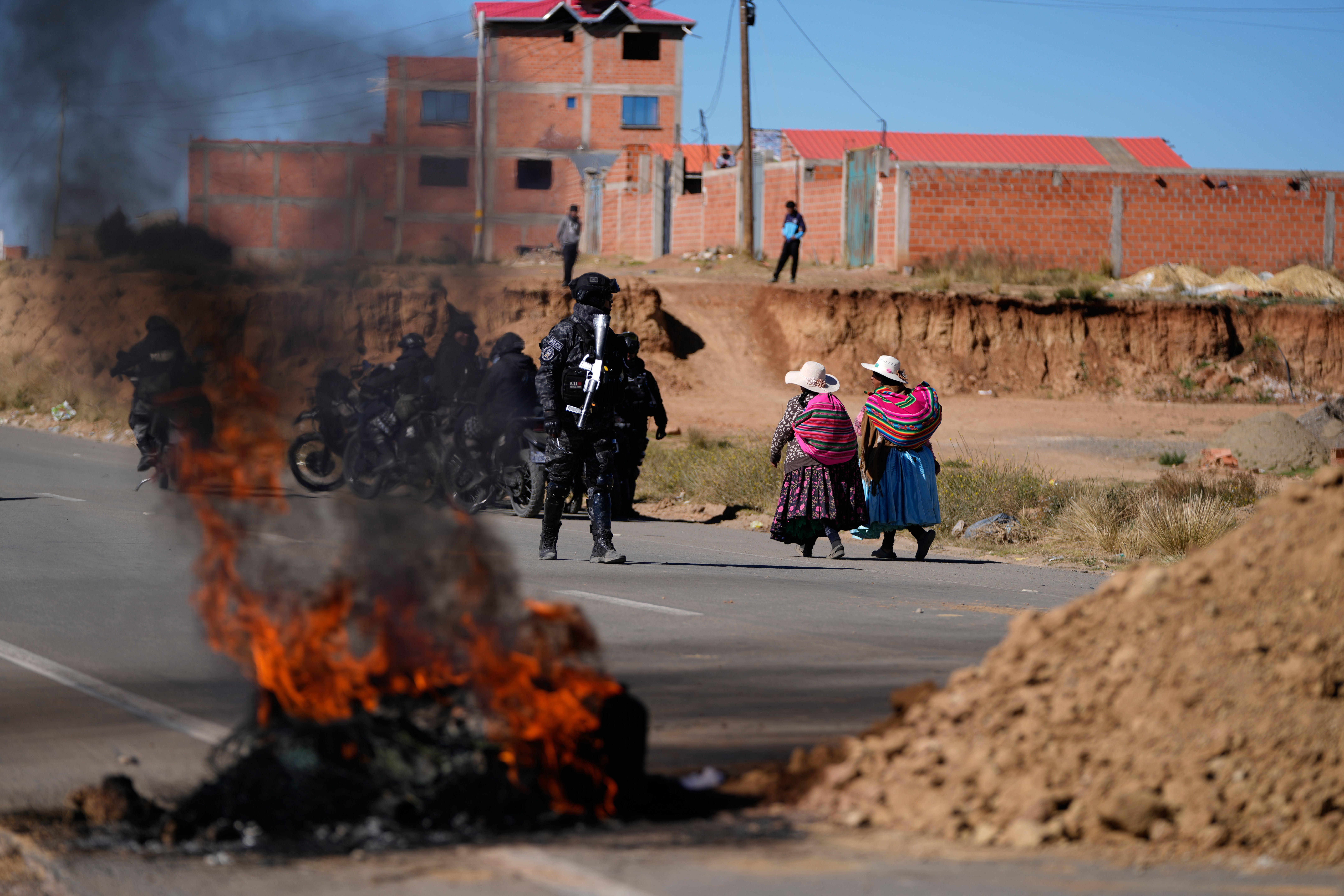 Seguidores de Evo Morales suman presión a protestas en Bolivia y piden la renuncia de presidente Paz