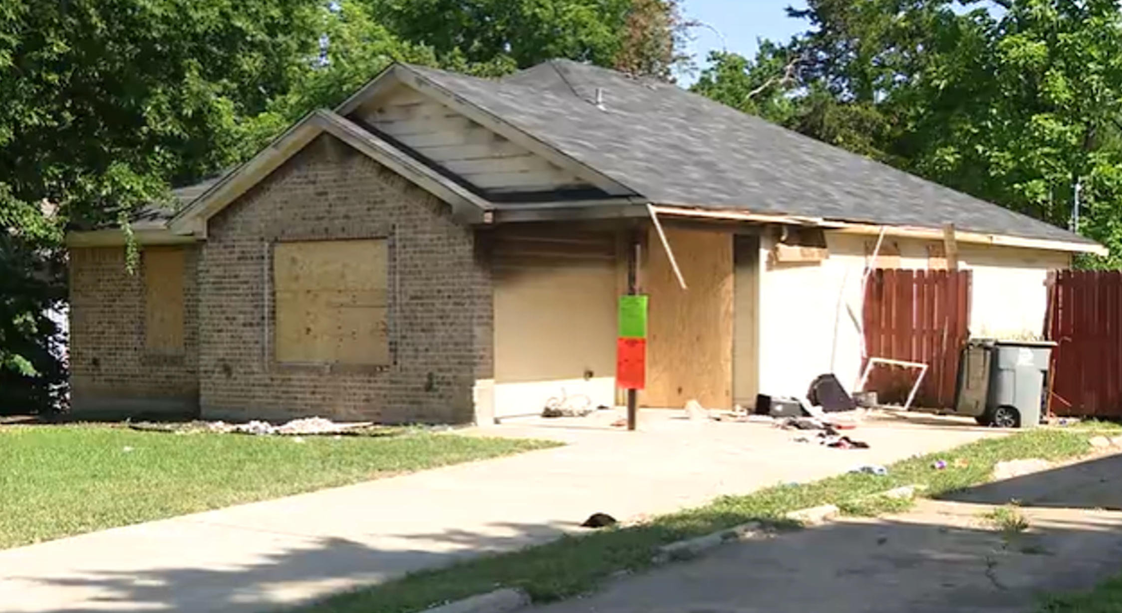 Pocas horas después de que se encontrara el cadáver de Murray, se produjo un incendio sospechoso en la vivienda, ubicada en el vecindario East Oak Cliff de Dallas